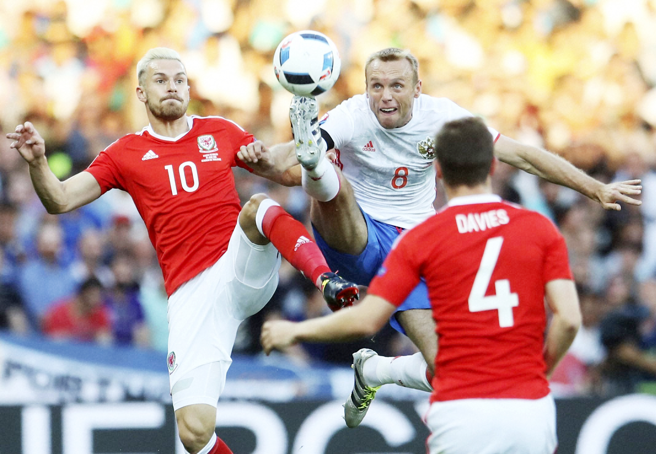 ಇಂಗ್ಲೆಂಡ್, ವೇಲ್ಸ್‌ಗೆ ನಾಕೌಟ್ ಟಿಕೆಟ್